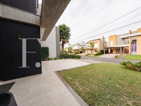 Sobrado com 253m², 4 dormitórios, 4 suítes, 4 vagas, Malibu em Xangri-Lá