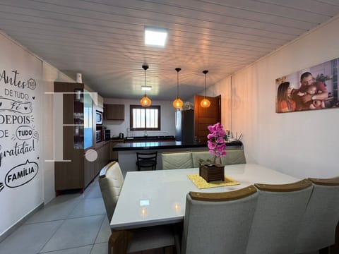 Casa com 127m², 2 dormitórios, 2 vagas, no bairro Noiva do Mar em Xangri-Lá