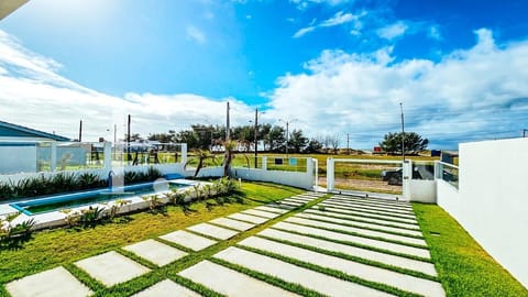 Casa com 210m², 4 dormitórios, 3 suítes, 2 vagas, no bairro Arpoador em Xangri-Lá