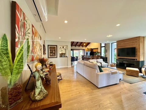 Sobrado com 215m², 3 dormitórios, 3 suítes, 2 vagas, Carmel em Xangri-Lá