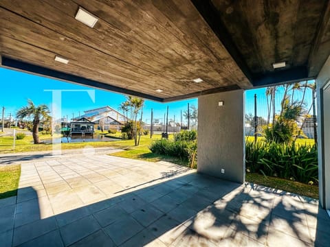 Sobrado com 224m², 3 dormitórios, 2 suítes, 2 vagas, Acqualina em Xangri-Lá