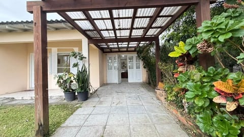 Casa com 150m², 4 dormitórios, 3 vagas, no bairro Centro em Xangri-Lá