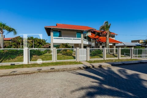 Casa com 482m², 4 dormitórios, 4 suítes, 5 vagas, no bairro Centro em Xangri-Lá