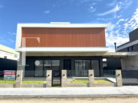 Casa com 250m², 4 dormitórios, 4 suítes, 2 vagas, no bairro Atlântida em Xangri-Lá