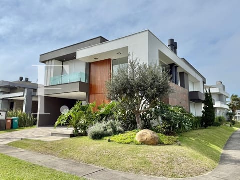 Sobrado com 339m², 4 dormitórios, 4 suítes, 2 vagas, Capão Ilhas Resort em Capão da Canoa