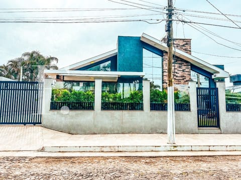Casa com 280m², 4 dormitórios, 3 suítes, 3 vagas, no bairro Atlântida em Xangri-Lá