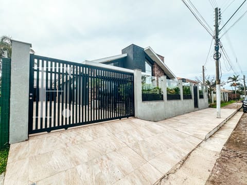 Casa com 280m², 4 dormitórios, 3 suítes, 3 vagas, no bairro Atlântida em Xangri-Lá
