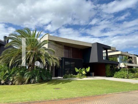 Sobrado com 560m², 5 dormitórios, 5 suítes, 2 vagas, Sense em Xangri-Lá