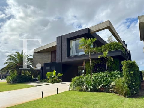 Sobrado com 560m², 5 dormitórios, 5 suítes, 2 vagas, Sense em Xangri-Lá