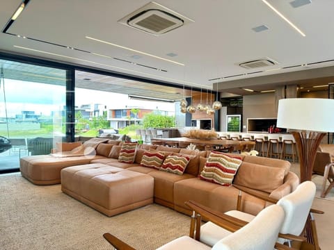 Sobrado com 560m², 5 dormitórios, 5 suítes, 2 vagas, Sense em Xangri-Lá