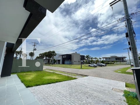 Sobrado com 378m², 4 dormitórios, 4 suítes, 2 vagas, Capão Ilhas Resort em Capão da Canoa