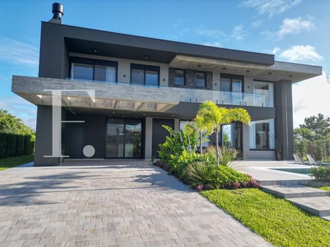 Sobrado com 342m², 4 dormitórios, 4 suítes, 2 vagas, Lagoa do Passo em Osório