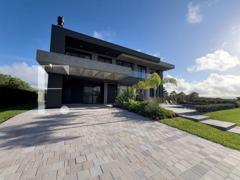Sobrado com 342m², 4 dormitórios, 4 suítes, 2 vagas, Lagoa do Passo em Osório