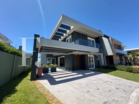 Sobrado com 250m², 5 dormitórios, 5 suítes, 2 vagas, Sunset em Xangri-Lá