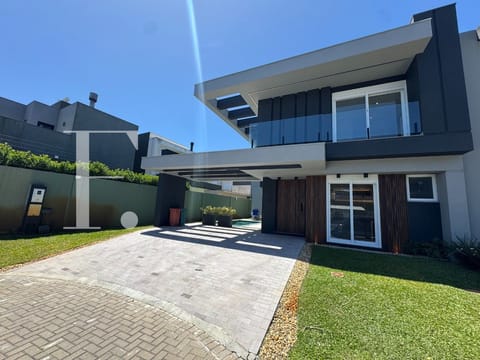 Sobrado com 250m², 5 dormitórios, 5 suítes, 2 vagas, Sunset em Xangri-Lá