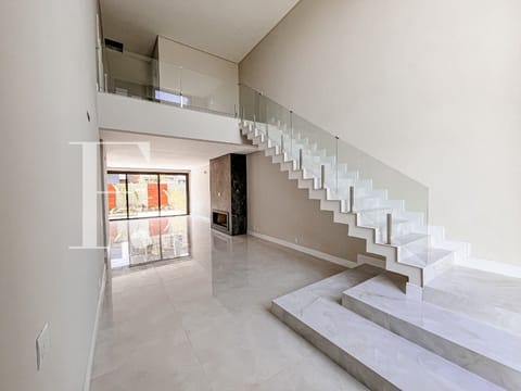 Sobrado com 250m², 4 dormitórios, 4 suítes, 2 vagas, Sunset em Xangri-Lá