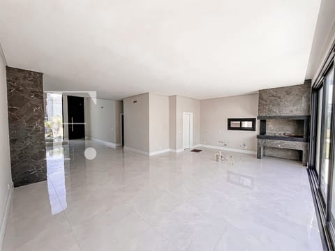 Sobrado com 250m², 4 dormitórios, 4 suítes, 2 vagas, Sunset em Xangri-Lá