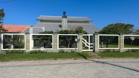 Casa com 321m², 4 dormitórios, 3 suítes, 4 vagas, no bairro Rainha do Mar em Xangri-Lá