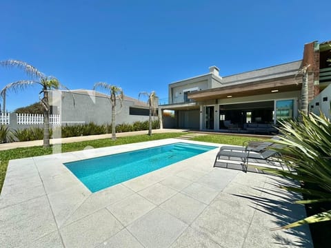 Casa com 243m², 4 dormitórios, 4 suítes, 2 vagas, no bairro Remanso em Xangri-Lá