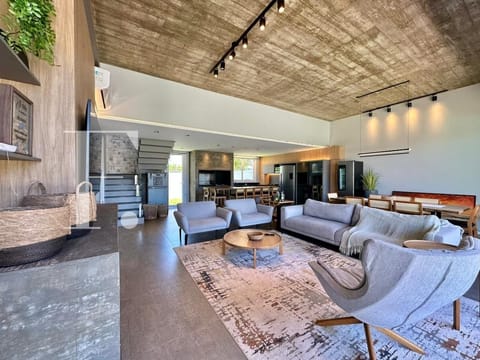 Casa com 243m², 4 dormitórios, 4 suítes, 2 vagas, no bairro Remanso em Xangri-Lá
