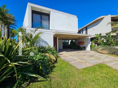 Sobrado com 474m², 5 dormitórios, 5 suítes, 2 vagas, Enseada Lagos em Xangri-Lá