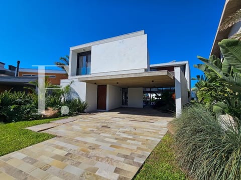 Sobrado com 474m², 5 dormitórios, 5 suítes, 2 vagas, Enseada Lagos em Xangri-Lá