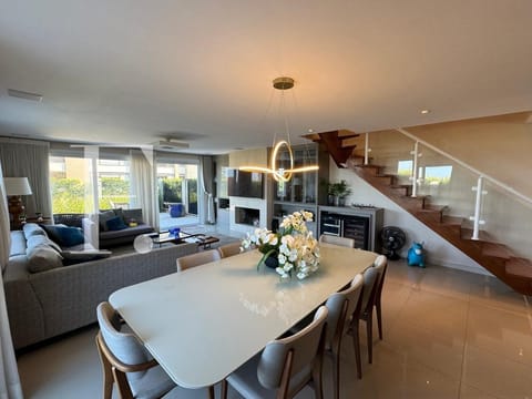 Sobrado com 260m², 4 dormitórios, 4 suítes, 4 vagas, Solanas em Xangri-Lá