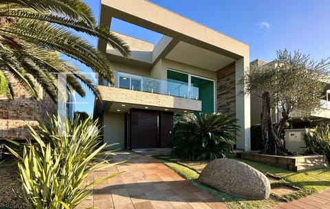 Sobrado com 287m², 5 dormitórios, 5 suítes, 2 vagas, Capão Ilhas Resort em Capão da Canoa