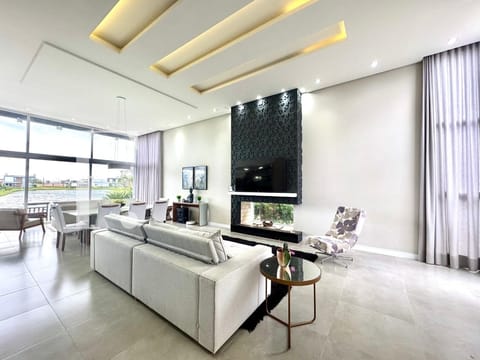 Casa Condomínio com 174m², 3 dormitórios, 3 suítes, 2 vagas, Riviera em Xangri-Lá