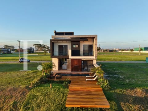 Sobrado com 227m², 4 dormitórios, 4 suítes, 2 vagas, Allure Beach Condo em Xangri-Lá