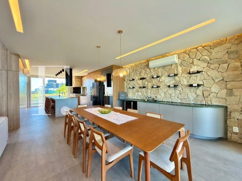 Sobrado com 227m², 4 dormitórios, 4 suítes, 2 vagas, Allure Beach Condo em Xangri-Lá