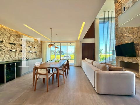 Sobrado com 227m², 4 dormitórios, 4 suítes, 2 vagas, Allure Beach Condo em Xangri-Lá