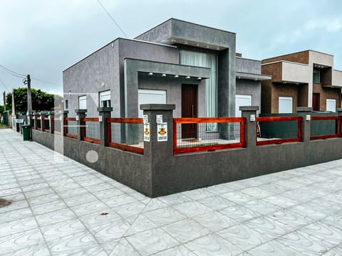 Casa com 82m², 3 dormitórios, 1 suíte, 2 vagas, no bairro Noiva do Mar em Xangri-Lá