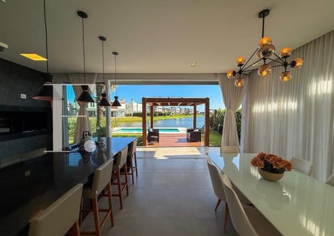 Sobrado com 214m², 4 dormitórios, 4 suítes, 2 vagas, Riviera em Xangri-Lá
