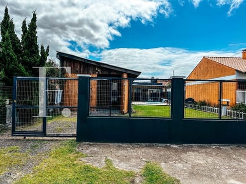 Casa com 360m², 3 dormitórios, 2 vagas, no bairro Rainha do Mar em Xangri-Lá