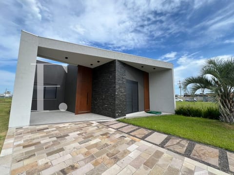 Casa com 170m², 4 dormitórios, 4 suítes, 2 vagas, Boulevard em Xangri-Lá