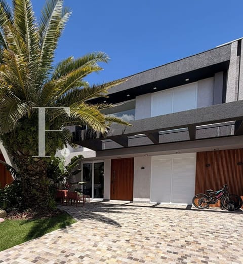 Sobrado com 208m², 4 dormitórios, 4 suítes, 2 vagas, Sunset em Xangri-Lá