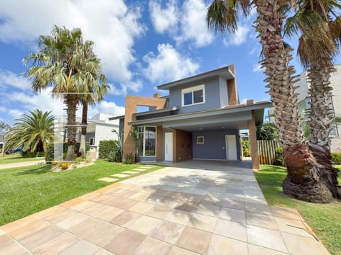 Sobrado com 189m², 4 dormitórios, 4 suítes, 2 vagas, Enseada Lagos em Xangri-Lá