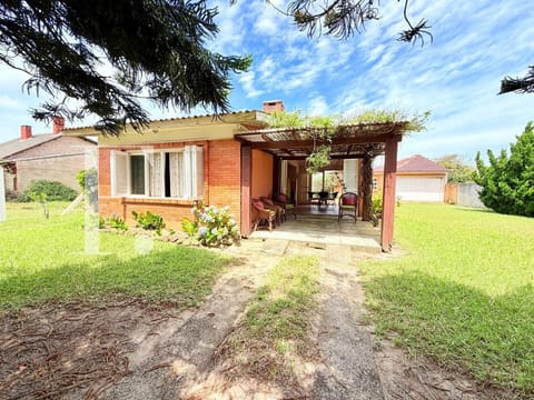Casa com 176m², 3 dormitórios, 1 suíte, 2 vagas, no bairro Rainha do Mar em Xangri-Lá