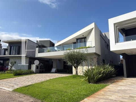 Sobrado com 452m², 5 dormitórios, 5 suítes, 2 vagas, Sense em Xangri-Lá