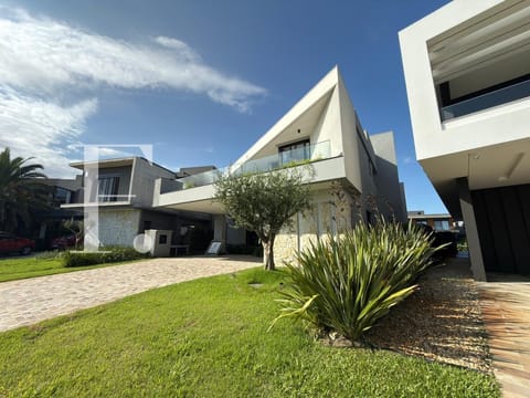 Sobrado com 452m², 5 dormitórios, 5 suítes, 2 vagas, Sense em Xangri-Lá