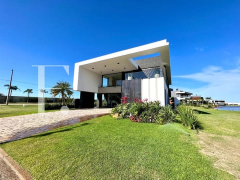Sobrado com 405m², 5 dormitórios, 5 suítes, 2 vagas, Sense em Xangri-Lá