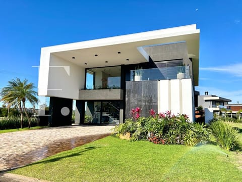 Sobrado com 405m², 5 dormitórios, 5 suítes, 2 vagas, Sense em Xangri-Lá