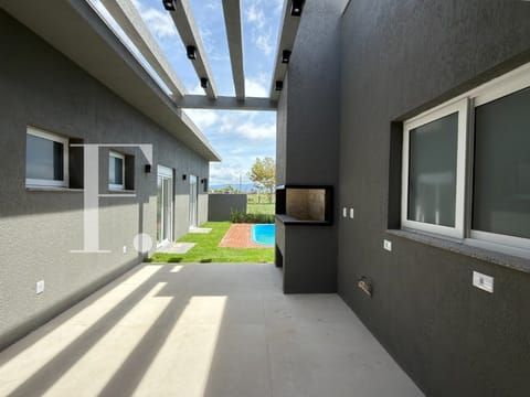 Casa com 166m², 3 dormitórios, 3 suítes, 2 vagas, Santorini em Xangri-Lá