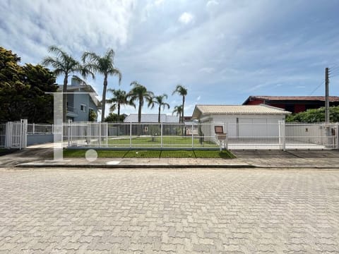 Casa com 150m², 3 dormitórios, 3 suítes, 2 vagas, no bairro Atlântida em Xangri-Lá
