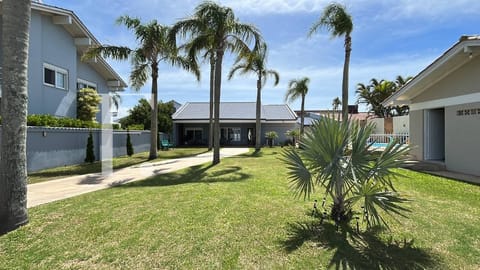Casa com 150m², 3 dormitórios, 3 suítes, 2 vagas, no bairro Atlântida em Xangri-Lá