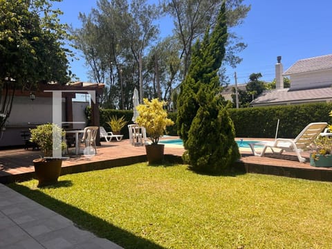 Casa com 122m², 4 dormitórios, 1 suíte, 2 vagas, no bairro Atlântida em Xangri-Lá