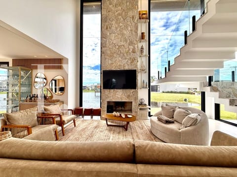 Sobrado com 280m², 6 dormitórios, 6 suítes, 2 vagas, Sunset em Xangri-Lá
