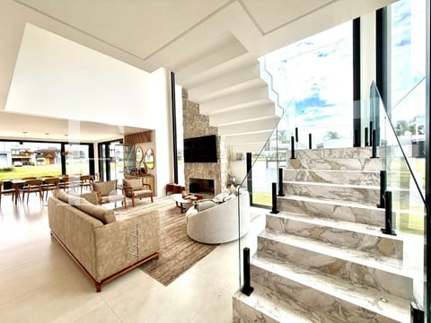 Sobrado com 280m², 6 dormitórios, 6 suítes, 2 vagas, Sunset em Xangri-Lá