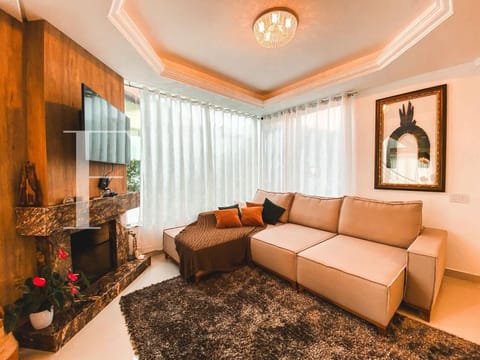 Sobrado com 290m², 4 dormitórios, 4 suítes, 2 vagas, Condado de Capão em Capão da Canoa